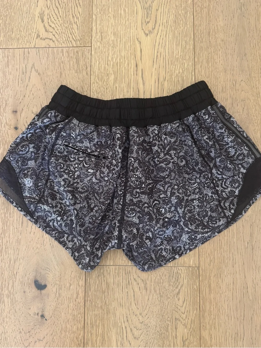 Lululemon Hotty Hot Short (2.5”) Mini Cinder Lace White and Black